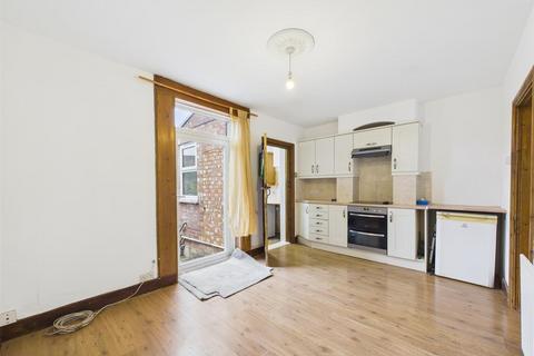 3 bedroom terraced house to rent, Chipstead Valley Road, Coulsdon CR5