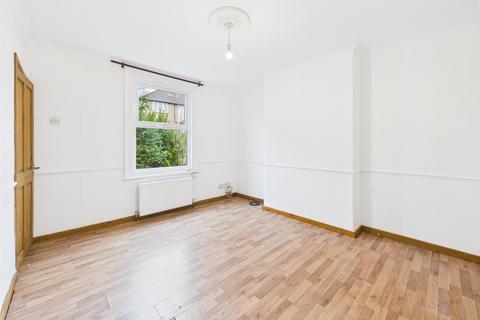 3 bedroom terraced house to rent, Chipstead Valley Road, Coulsdon CR5