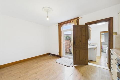 3 bedroom terraced house to rent, Chipstead Valley Road, Coulsdon CR5