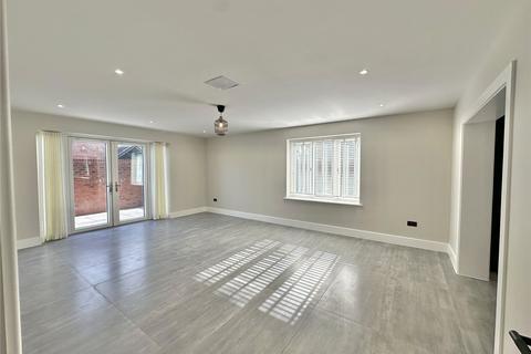 4 bedroom detached house to rent, Watling Street, Radlett, Hertfordshire, WD7