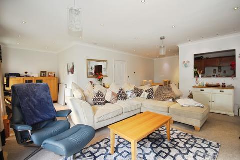 2 bedroom flat for sale, Stoneleigh Road, Bubbenhall, West Midlands, CV8