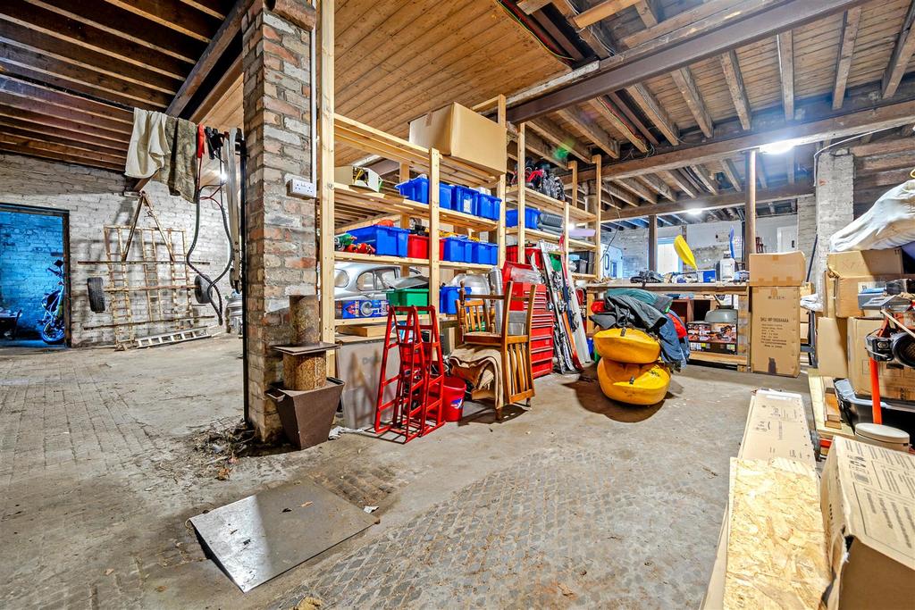 Barn/warehouse