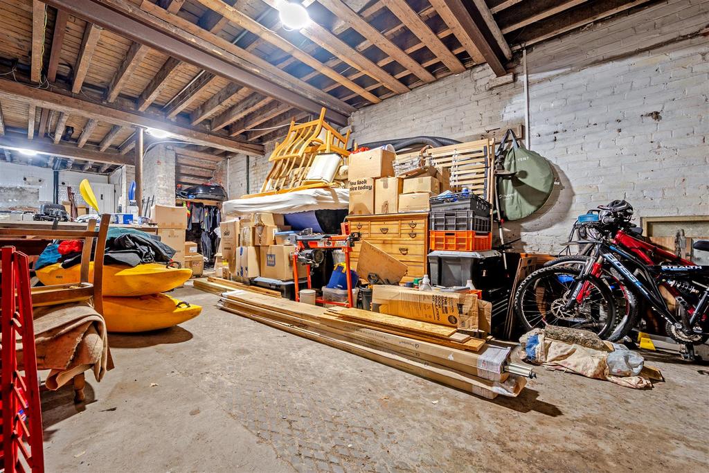 Large garage / warehouse