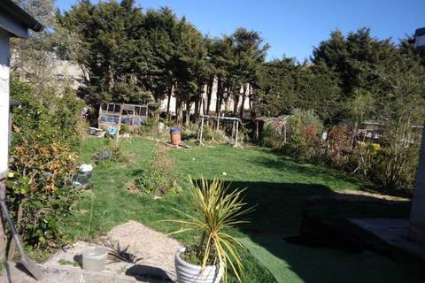 2 bedroom house share to rent, Grasmere Gardens, Harrow HA3