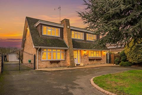 4 bedroom detached house for sale, Church Road, Ramsden Bellhouse, CM11