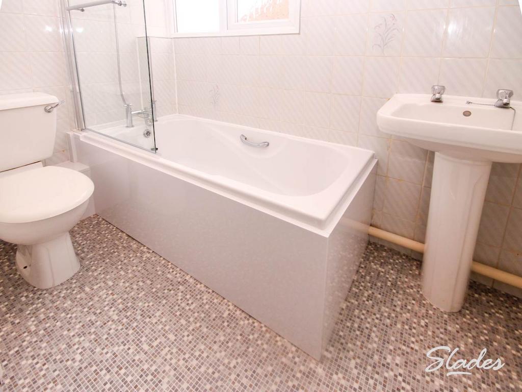 20 Grand Avenue bath