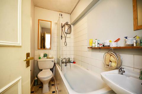 2 bedroom flat to rent, Wingford Road, Brixton, London, SW2
