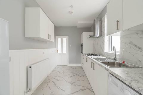 3 bedroom flat to rent, North Way, Edgware, London, NW9
