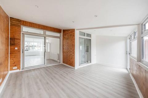 3 bedroom flat to rent, North Way, Edgware, London, NW9