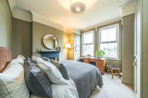 2 bedroom flat for sale, Harborough Road, London SW16
