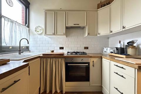 2 bedroom flat for sale, Harborough Road, London SW16