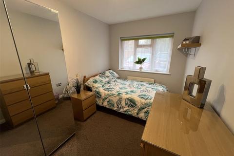 House of multiple occupation to rent, Rickman Crescent, Addlestone, Surrey, KT15