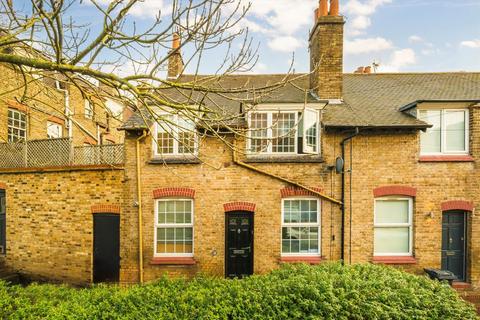 2 bedroom flat to rent, Pump Alley, Brentford TW8