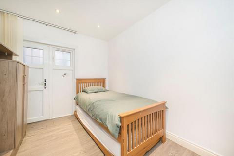 2 bedroom flat to rent, Pump Alley, Brentford TW8