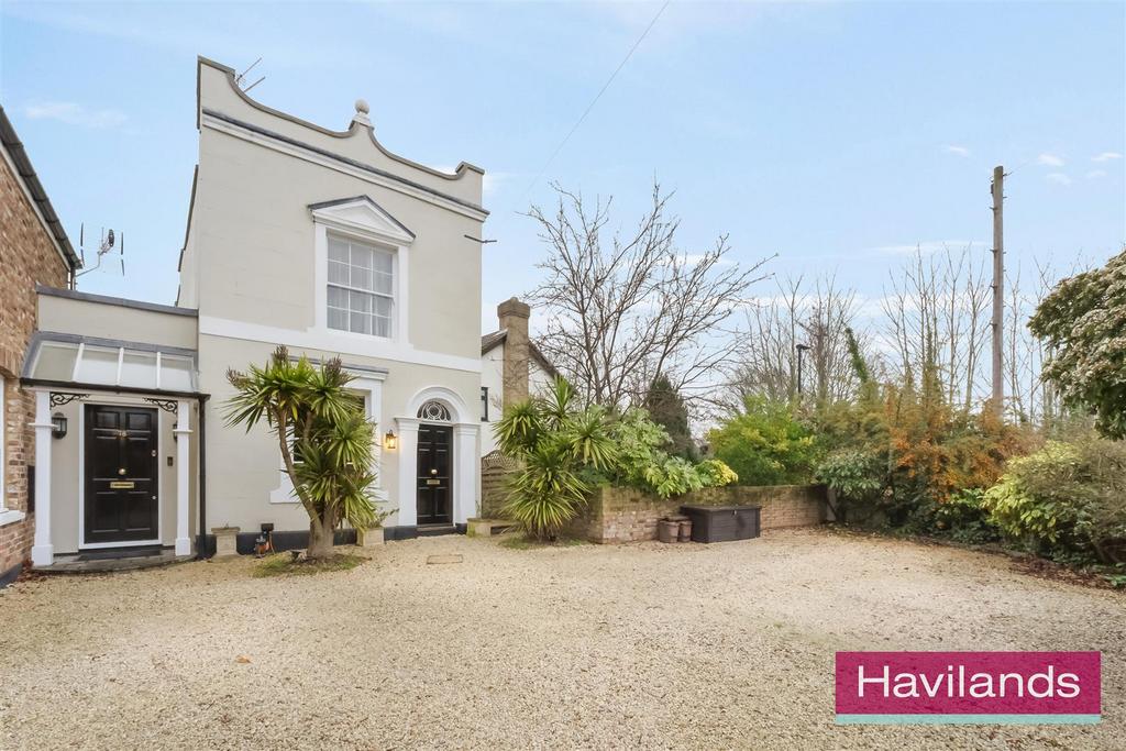 Detached house exterior, driveway
