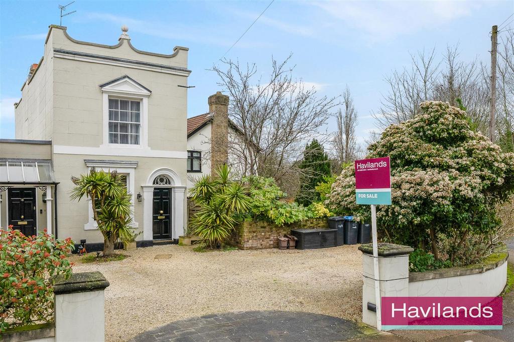 Detached house exterior, driveway
