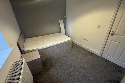 1 bedroom in a flat share to rent, Stockport Road, Ashton-Under-Lyne OL7