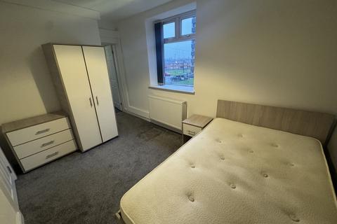 1 bedroom in a flat share to rent, Stockport Road, Ashton-Under-Lyne OL7