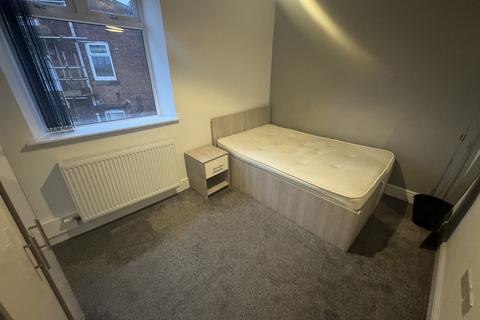 1 bedroom in a flat share to rent, Stockport Road, Ashton-Under-Lyne OL7