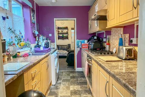 3 bedroom terraced house for sale, Weelsby Street, Grimsby, N.E.Lincolnshire, DN32