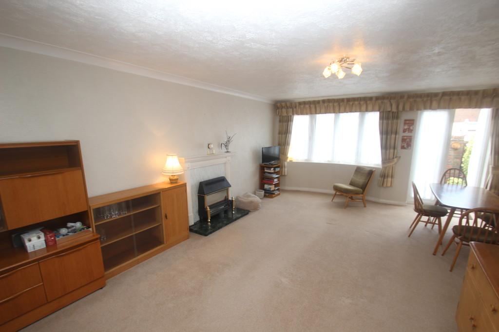 17 The Leas Lounge2