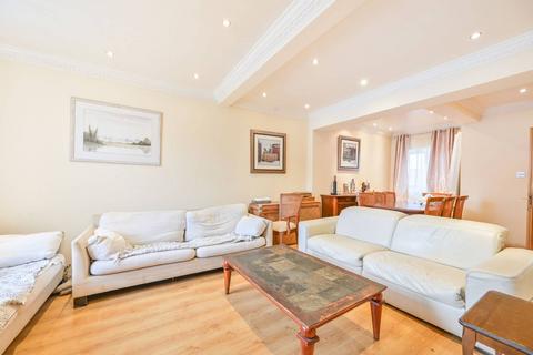 Long Drive, Greenford, UB6