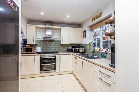 3 bedroom detached house for sale, Wellingborough Road, Rushden NN10
