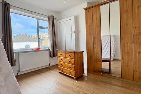 3 bedroom terraced house to rent, Tavistock Road, Yiewsley