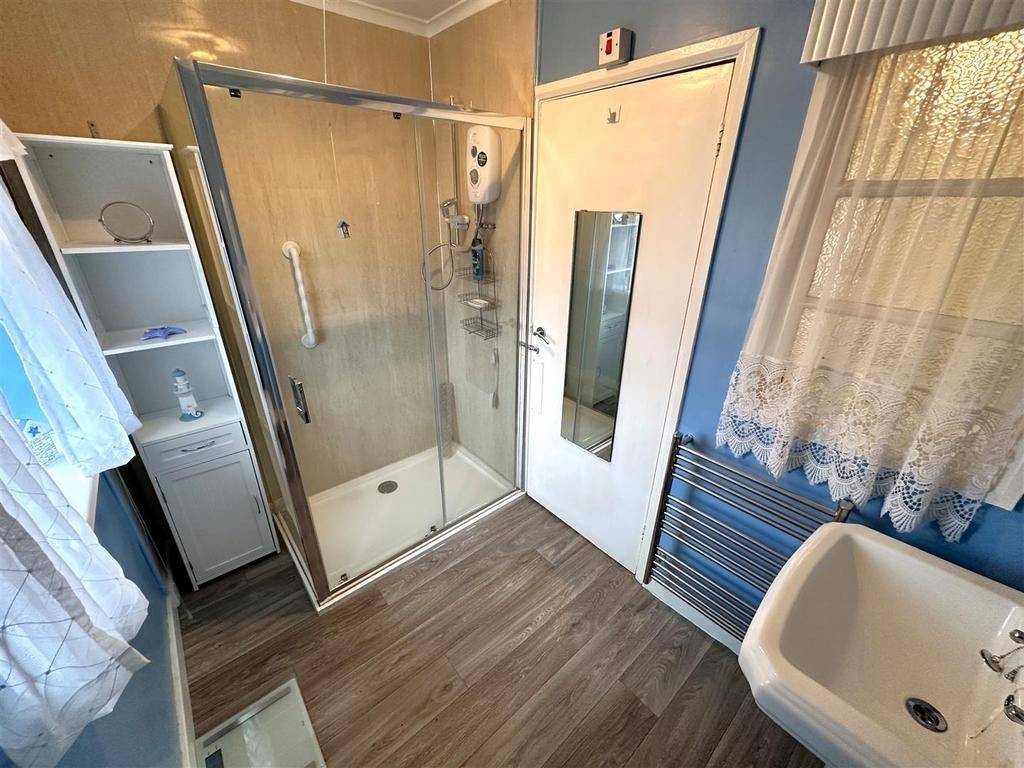 Sizeable Shower Room 692