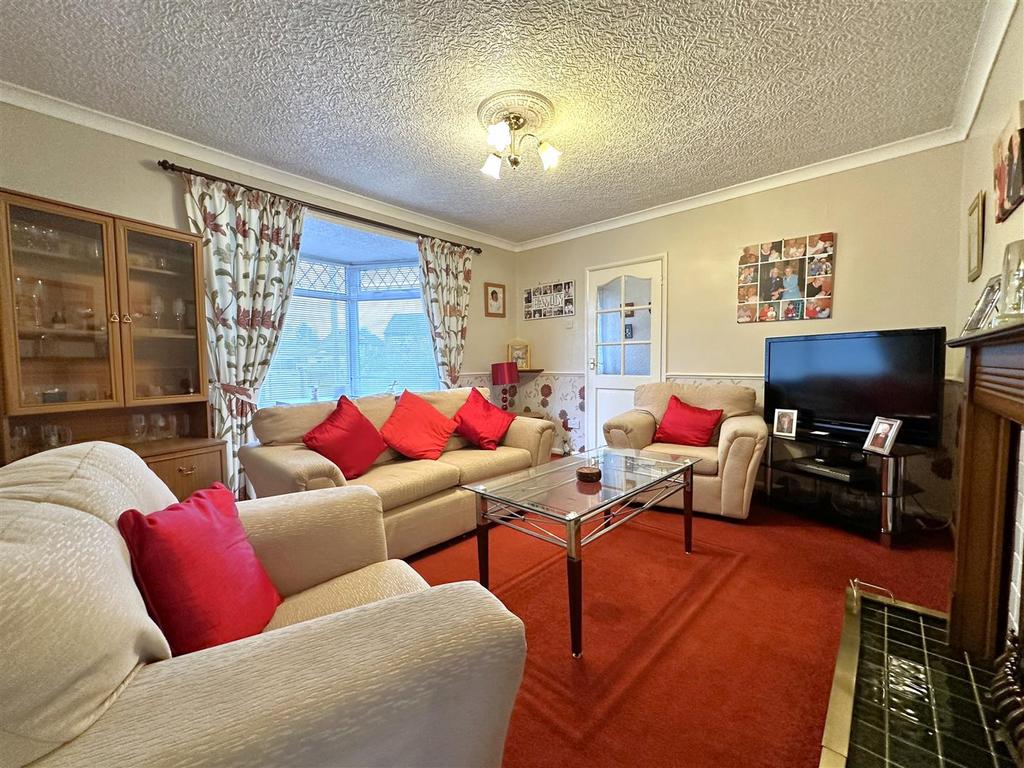 Bay-Fronted Lounge 642