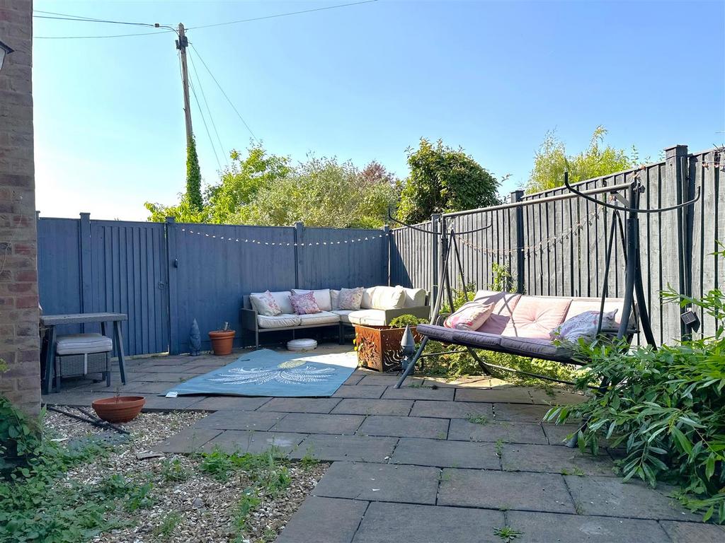 Private Side Patio 141