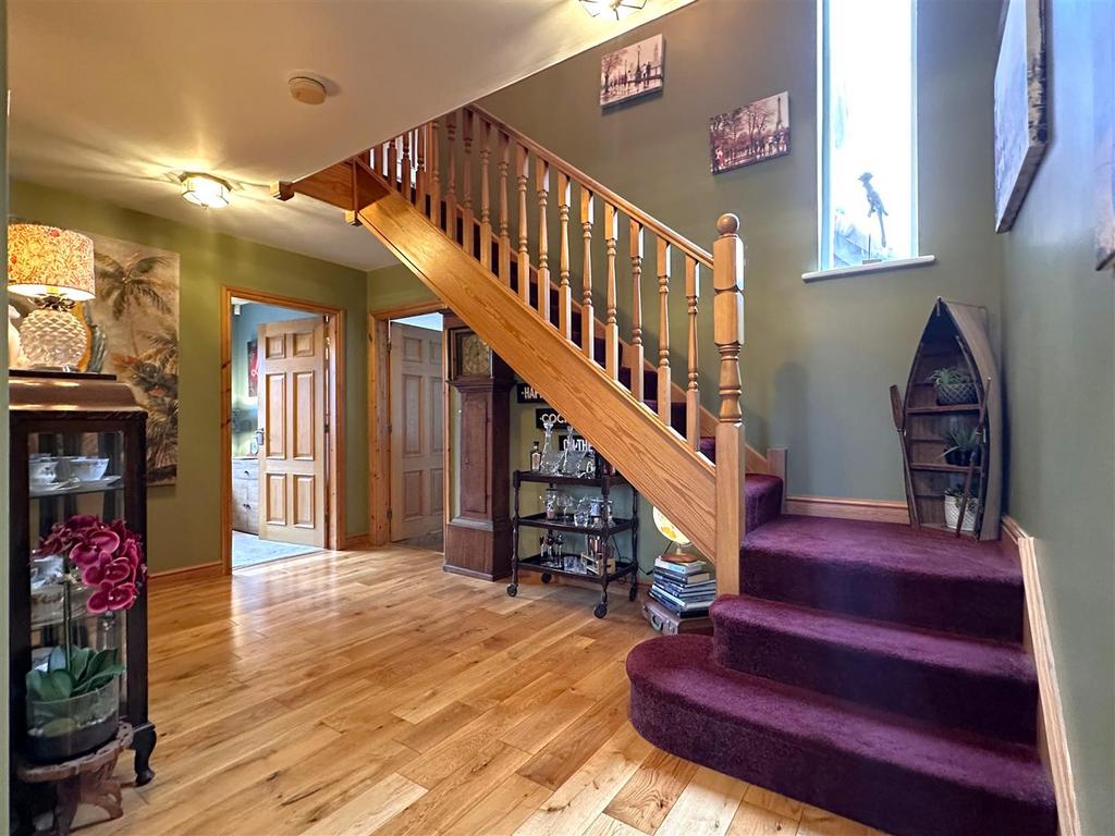 Large Inner Hallway 964