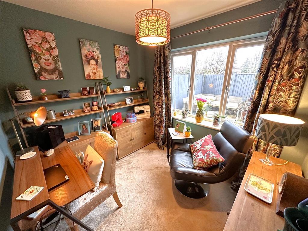 Study/Sitting Room 910