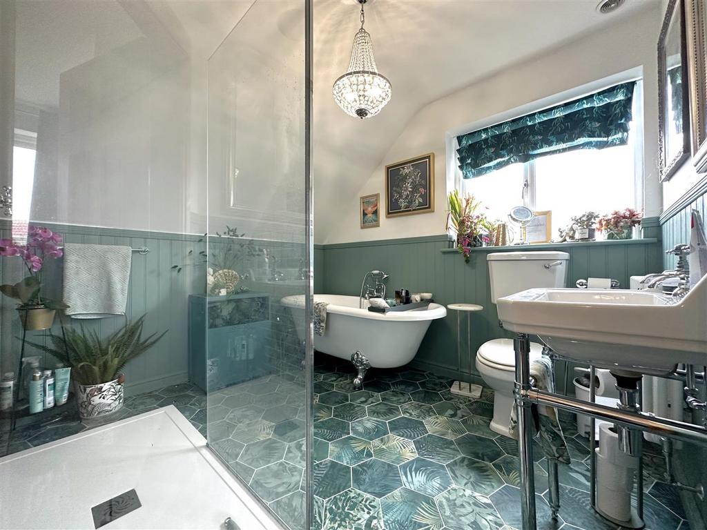 Lavish Master En-Suite 840