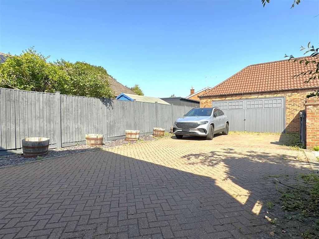 DOUBLE GARAGE &amp; Extensive Driveway 137