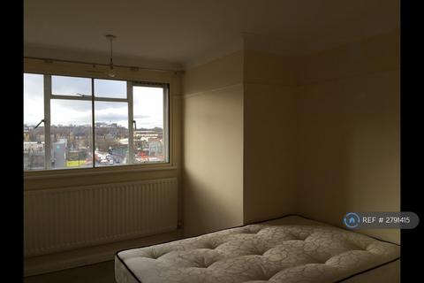 2 bedroom flat to rent, Fairfield Court, London, SW18