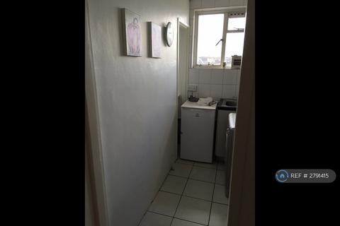2 bedroom flat to rent, Fairfield Court, London, SW18