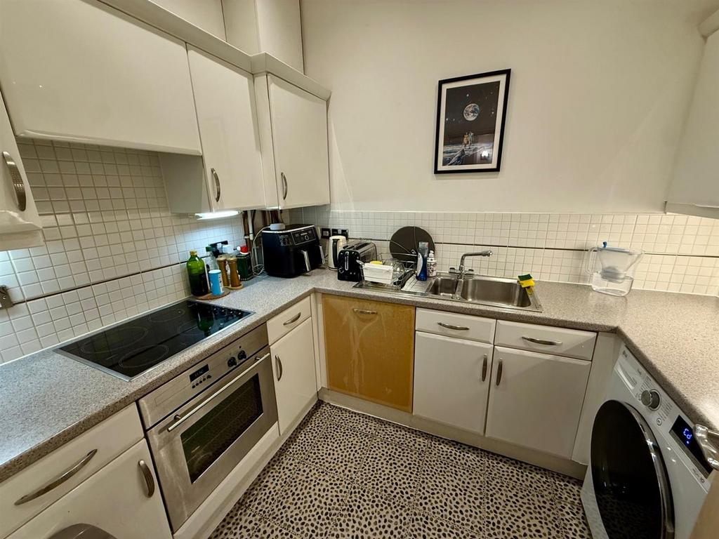 TW7 Kitchen.jpg