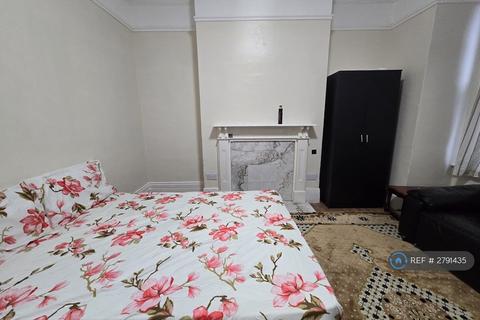 1 bedroom in a house share to rent, Norfolk House Road, London, SW16
