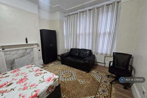 1 bedroom in a house share to rent, Norfolk House Road, London, SW16