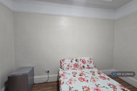 1 bedroom in a house share to rent, Norfolk House Road, London, SW16