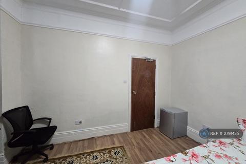 1 bedroom in a house share to rent, Norfolk House Road, London, SW16