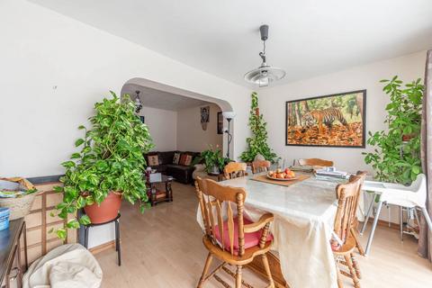 4 bedroom semi-detached house for sale, Binyon Crescent,, Stanmore, HA7