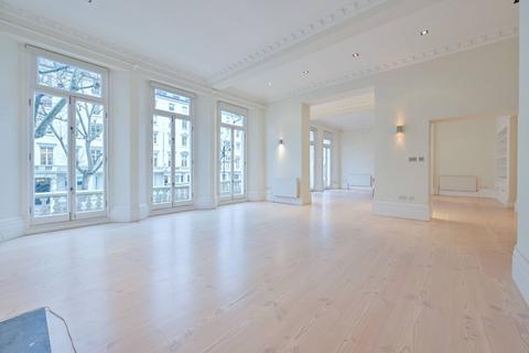 4 bedroom flat to rent, Queens Gate, South Kensington, London, SW7