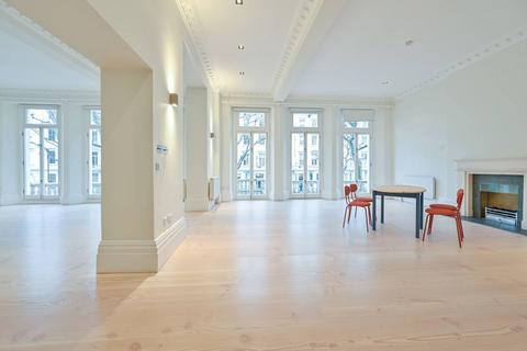 4 bedroom flat to rent, Queens Gate, South Kensington, London, SW7