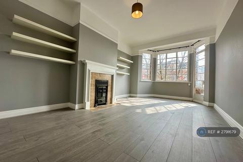3 bedroom flat to rent, Selwyn Court, London, SE3