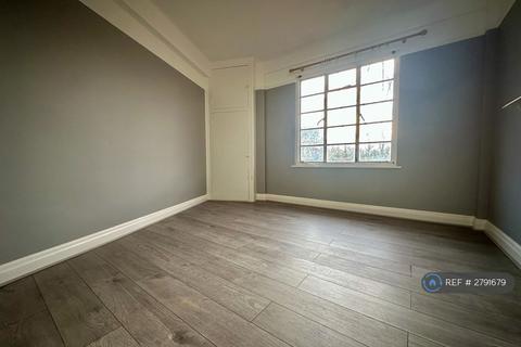 3 bedroom flat to rent, Selwyn Court, London, SE3