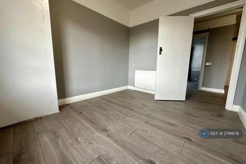 3 bedroom flat to rent, Selwyn Court, London, SE3