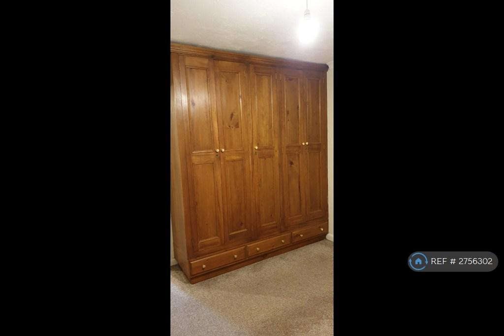 Fitted Wardrobe In Main Bedroom