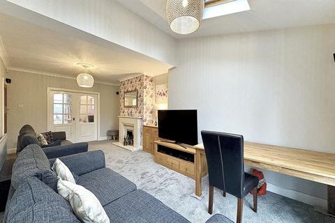 3 bedroom semi-detached house for sale, Queens Road, SEDGLEY, DY3 1HJ